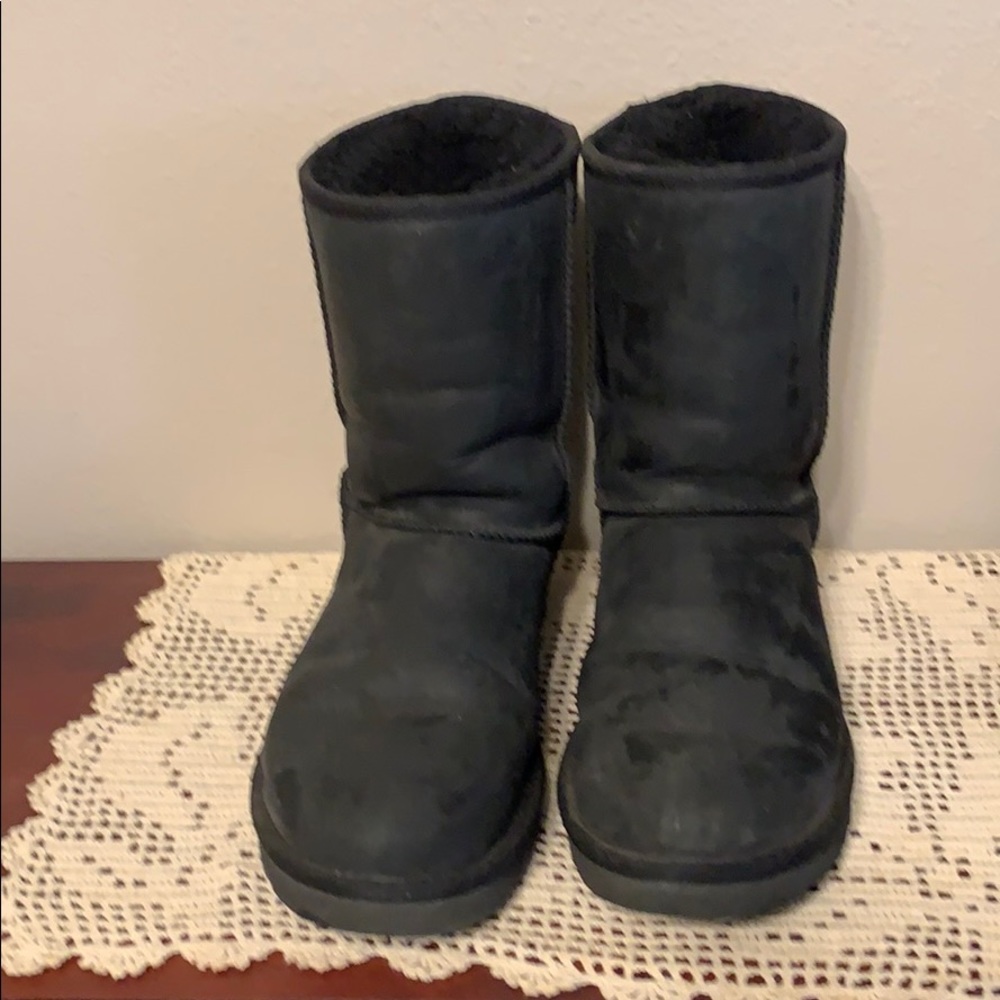 Ugg midcalf black leather boots w/whip-stitching.